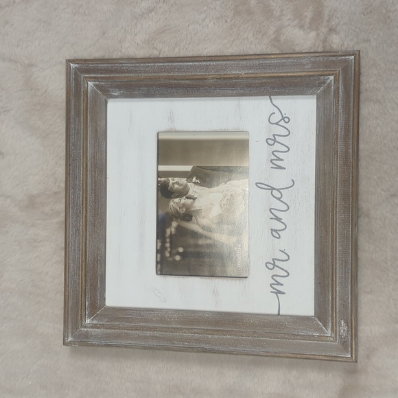 NWT Mr & Mrs Picture Frame - Picture 1 of 2